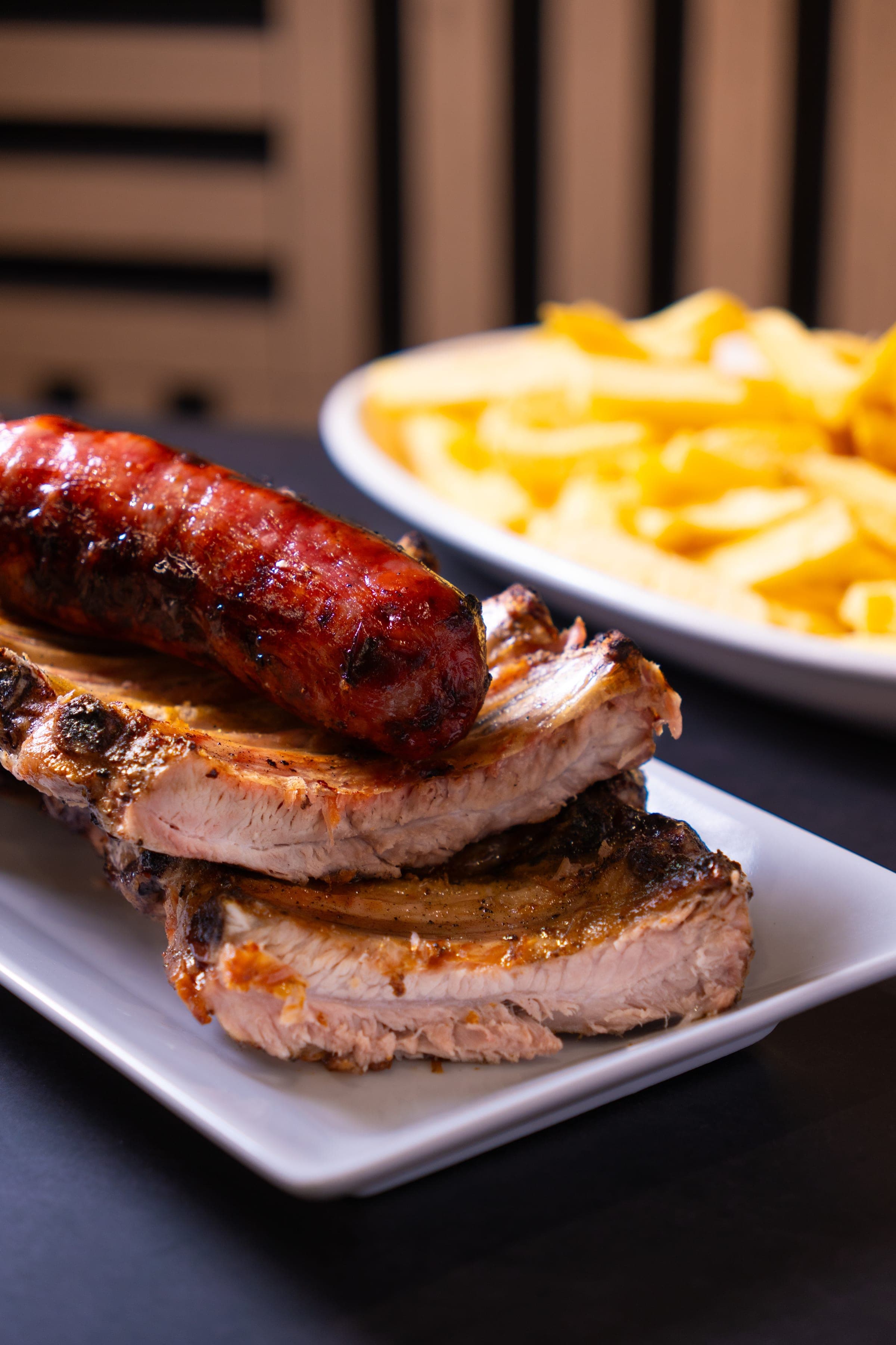 Costillas a la brasa con chorizo criollo — comida gallega a domicilio en Vigo
